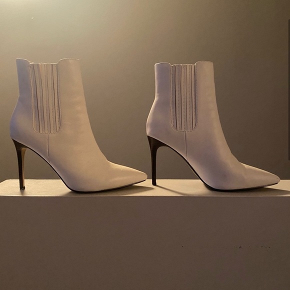 Saks Fifth Ave, Size 9, White, genuine leather boots/booties, good condition - Picture 3 of 9